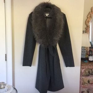 Coat with fur collar